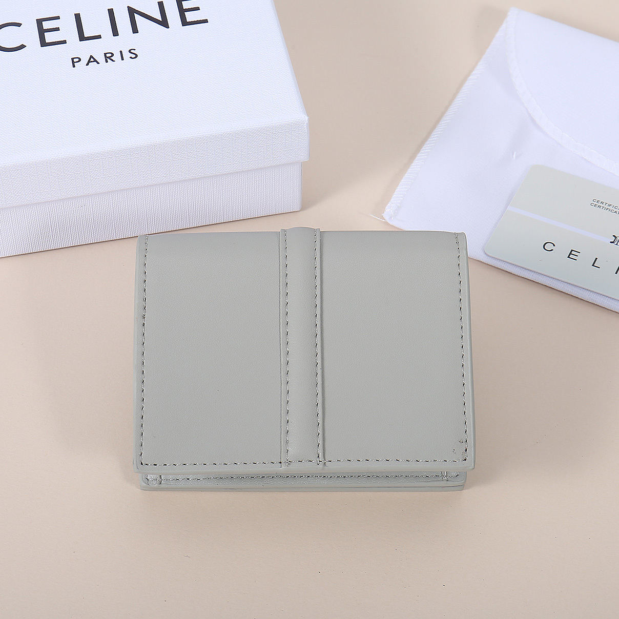 Celine新款卡包,TRIOMPHE翻盖卡包,牛皮大面内配平纹超纤,旋转锁扣开合,1个加厚主隔层,2个