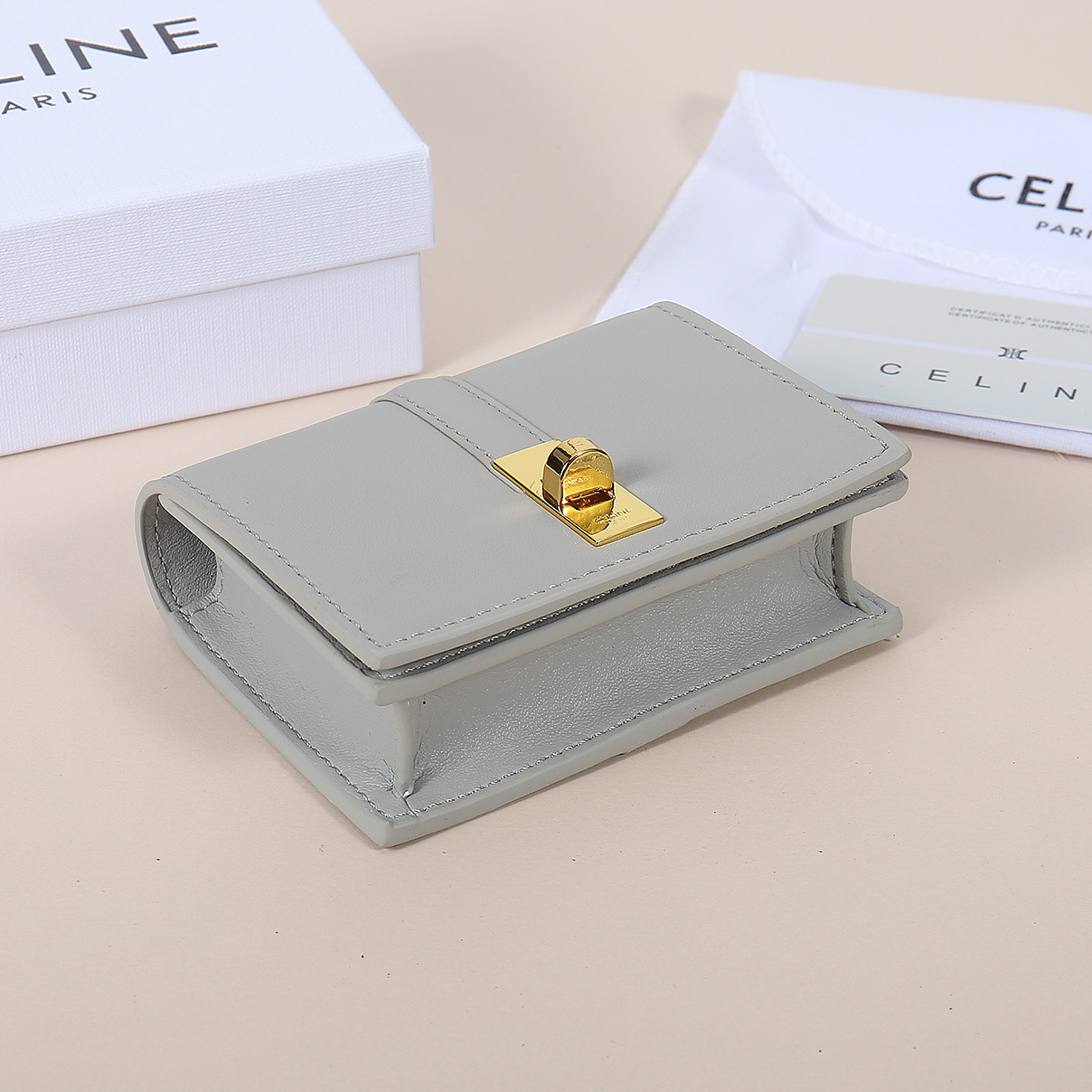 Celine新款卡包,TRIOMPHE翻盖卡包,牛皮大面内配平纹超纤,旋转锁扣开合,1个加厚主隔层,2个
