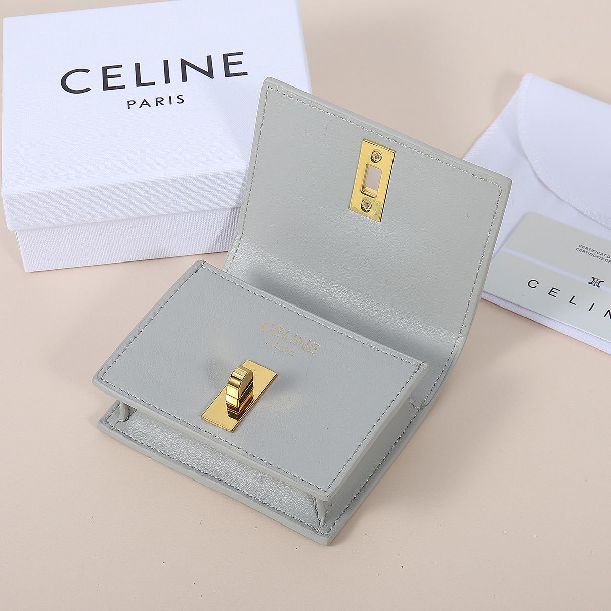 Celine新款卡包,TRIOMPHE翻盖卡包,牛皮大面内配平纹超纤,旋转锁扣开合,1个加厚主隔层,2个