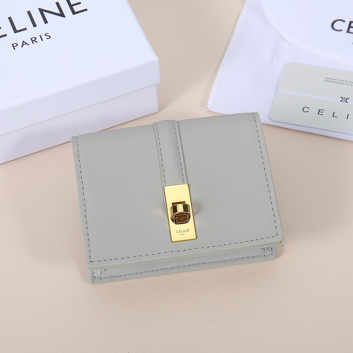 Celine新款卡包,TRIOMPHE翻盖卡包,牛皮大面内配平纹超纤,旋转锁扣开合,1个加厚主隔层,2个