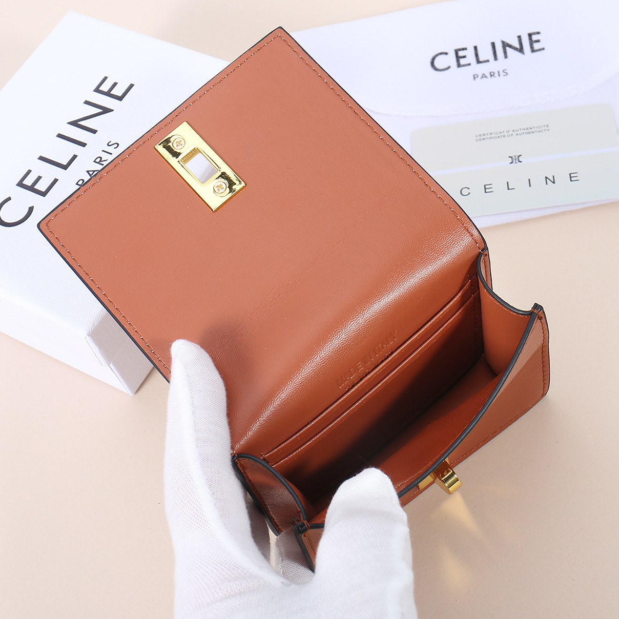 Celine新款卡包,TRIOMPHE翻盖卡包,经典花纹大面内配平纹超纤,旋转锁扣开合,1个加厚主隔层,