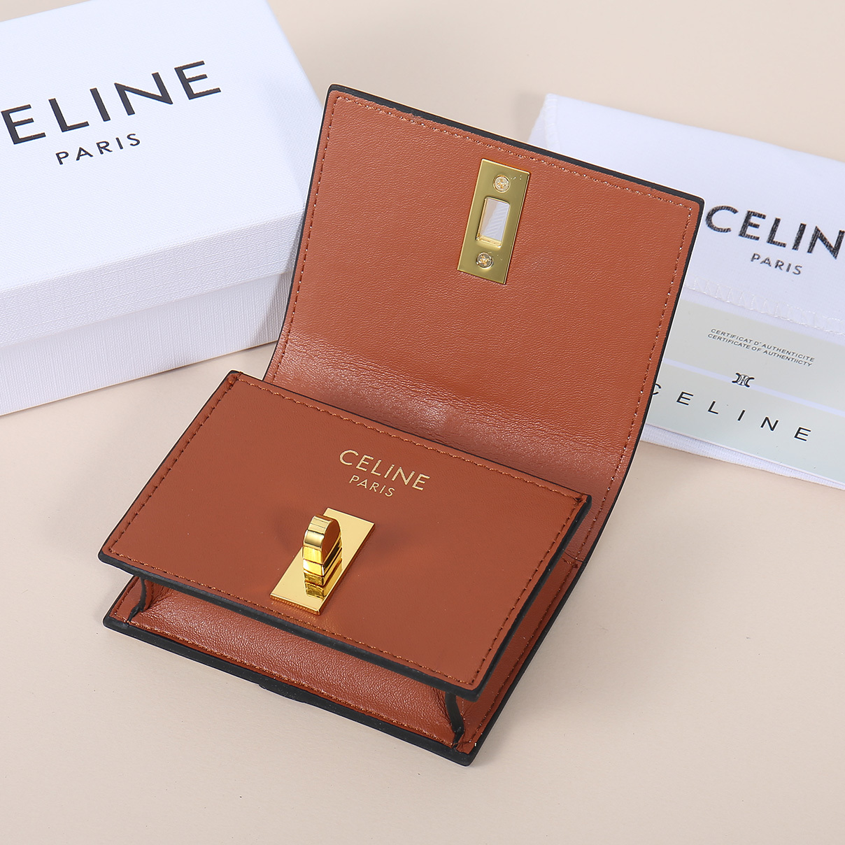 Celine新款卡包,TRIOMPHE翻盖卡包,经典花纹大面内配平纹超纤,旋转锁扣开合,1个加厚主隔层,