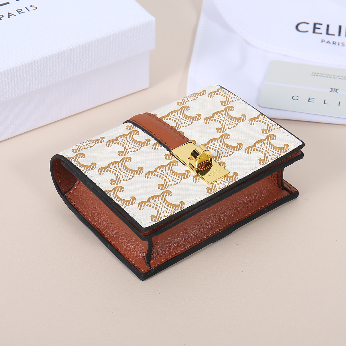 Celine新款卡包,TRIOMPHE翻盖卡包,经典花纹大面内配平纹超纤,旋转锁扣开合,1个加厚主隔层,