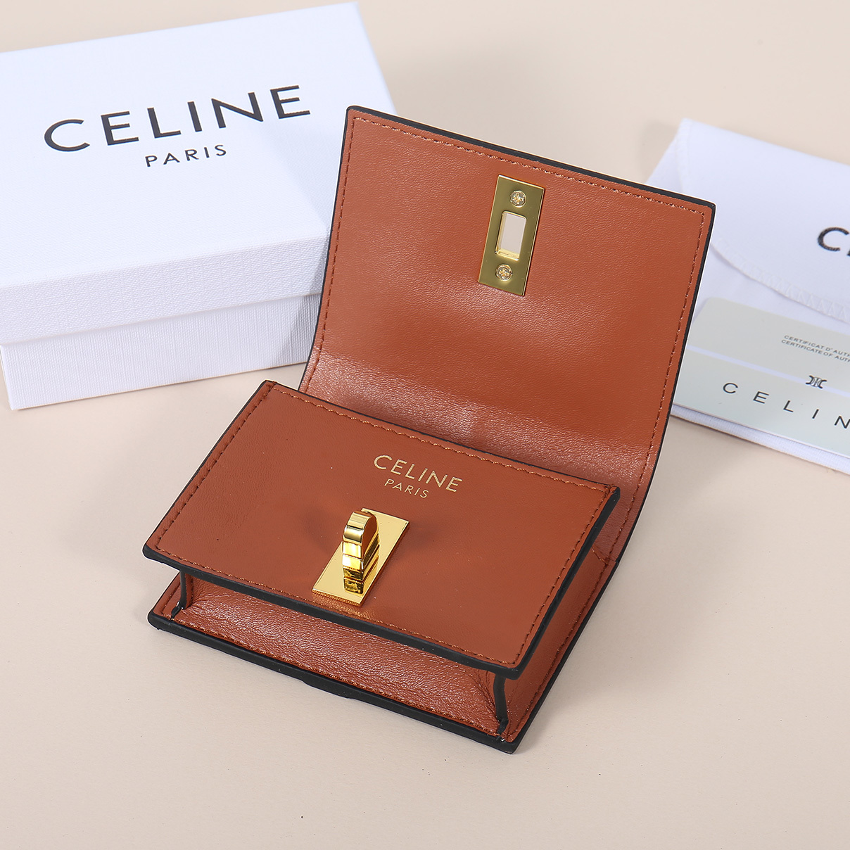 Celine新款卡包,TRIOMPHE翻盖卡包,经典花纹大面内配平纹超纤,旋转锁扣开合,1个加厚主隔层,