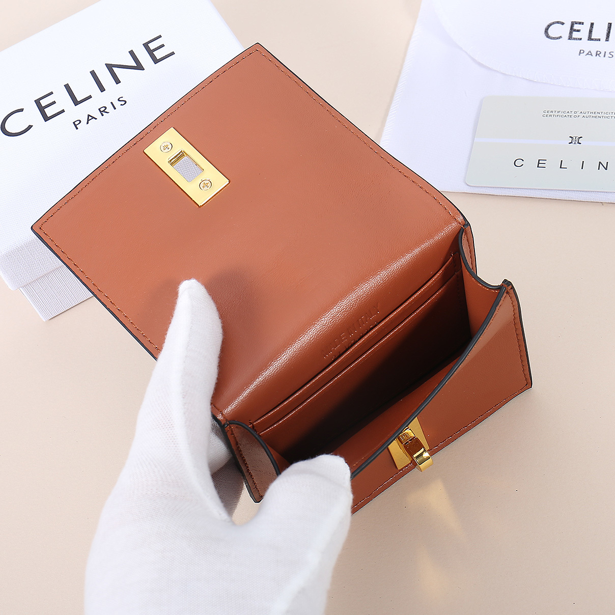 Celine新款卡包,TRIOMPHE翻盖卡包,经典花纹大面内配平纹超纤,旋转锁扣开合,1个加厚主隔层,