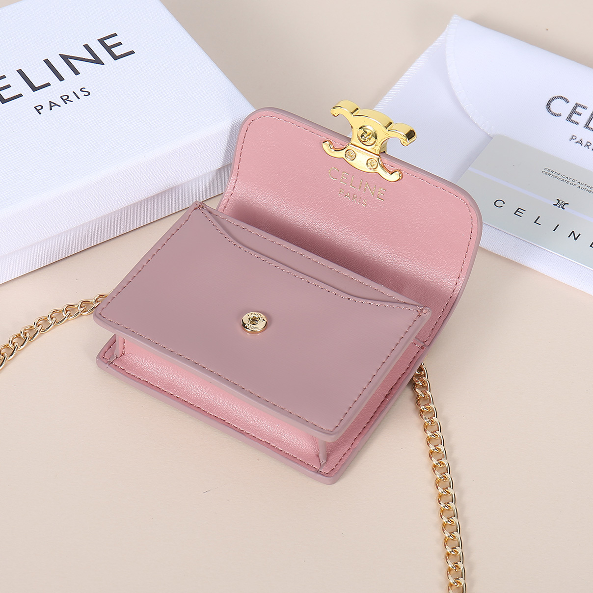 Celine新款链条TRIOMPHE名片包,可斜挎,牛皮大面内配平纹超纤,金色饰面TRIOMPHE金属按