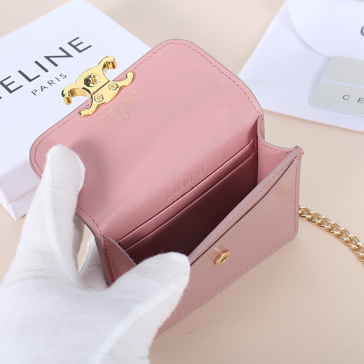 Celine新款链条TRIOMPHE名片包,可斜挎,牛皮大面内配平纹超纤,金色饰面TRIOMPHE金属按