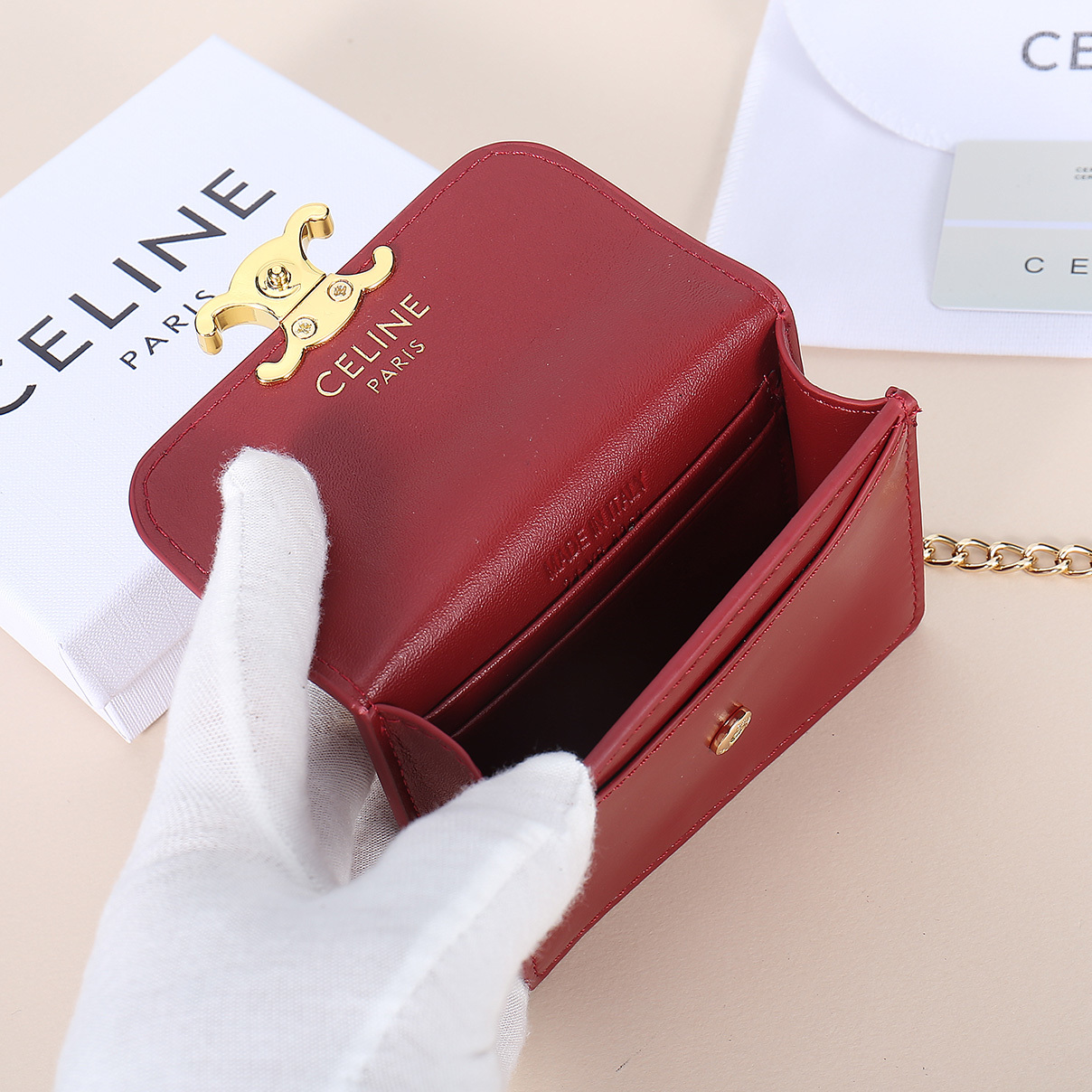 Celine新款链条TRIOMPHE名片包,可斜挎,牛皮大面内配平纹超纤,金色饰面TRIOMPHE金属按