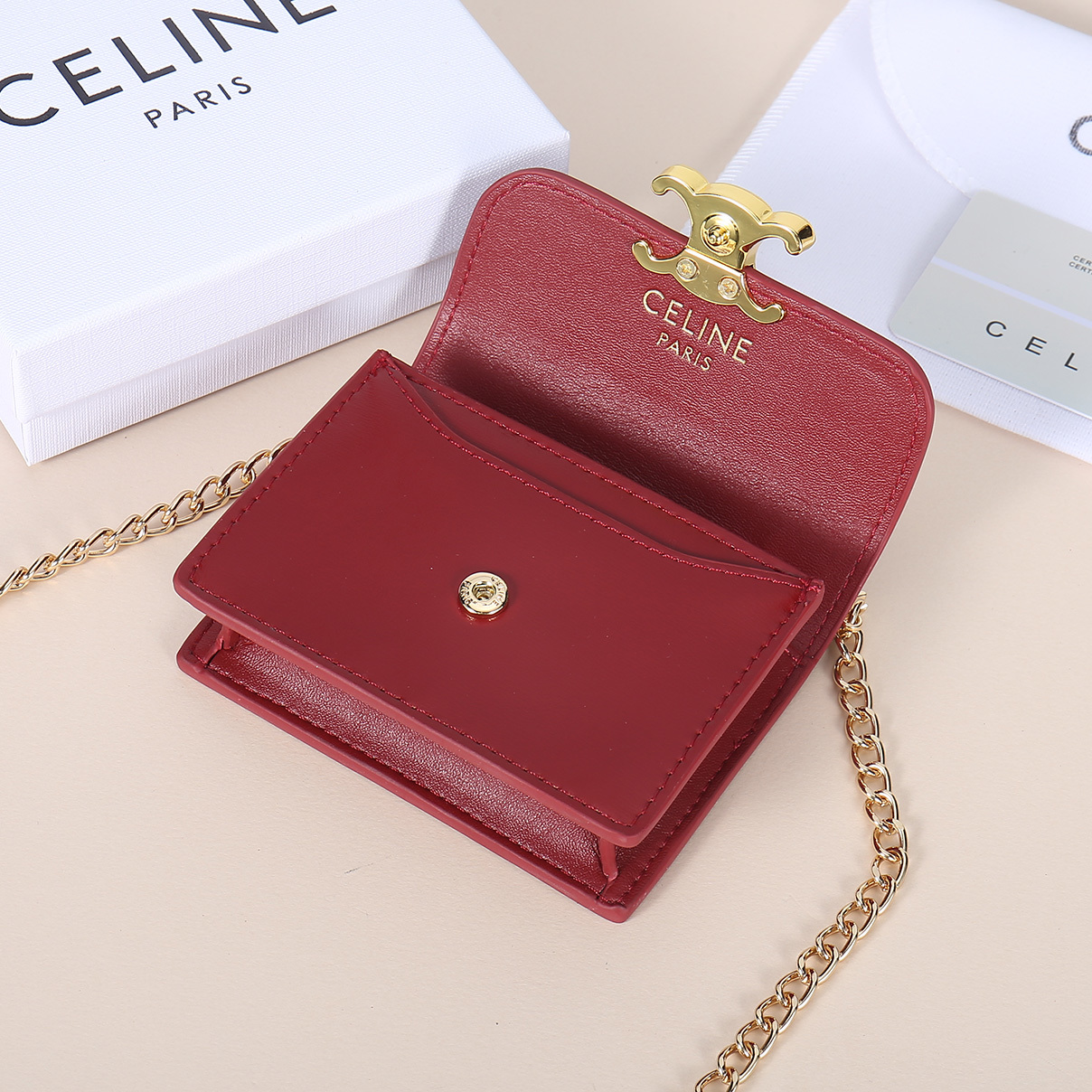 Celine新款链条TRIOMPHE名片包,可斜挎,牛皮大面内配平纹超纤,金色饰面TRIOMPHE金属按