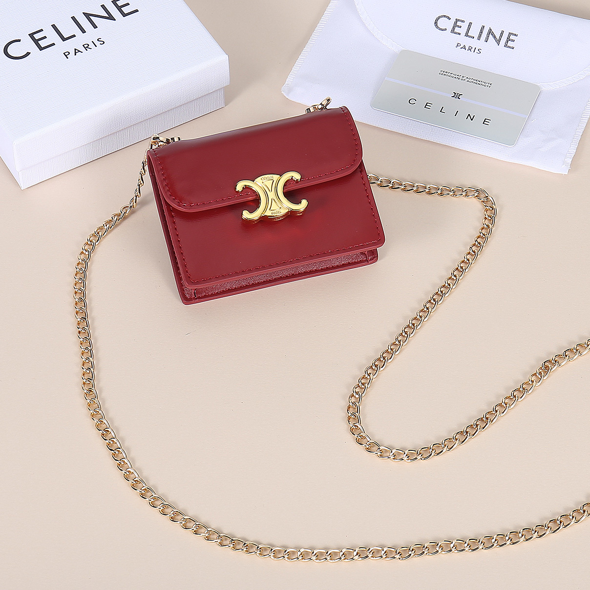 Celine新款链条TRIOMPHE名片包,可斜挎,牛皮大面内配平纹超纤,金色饰面TRIOMPHE金属按