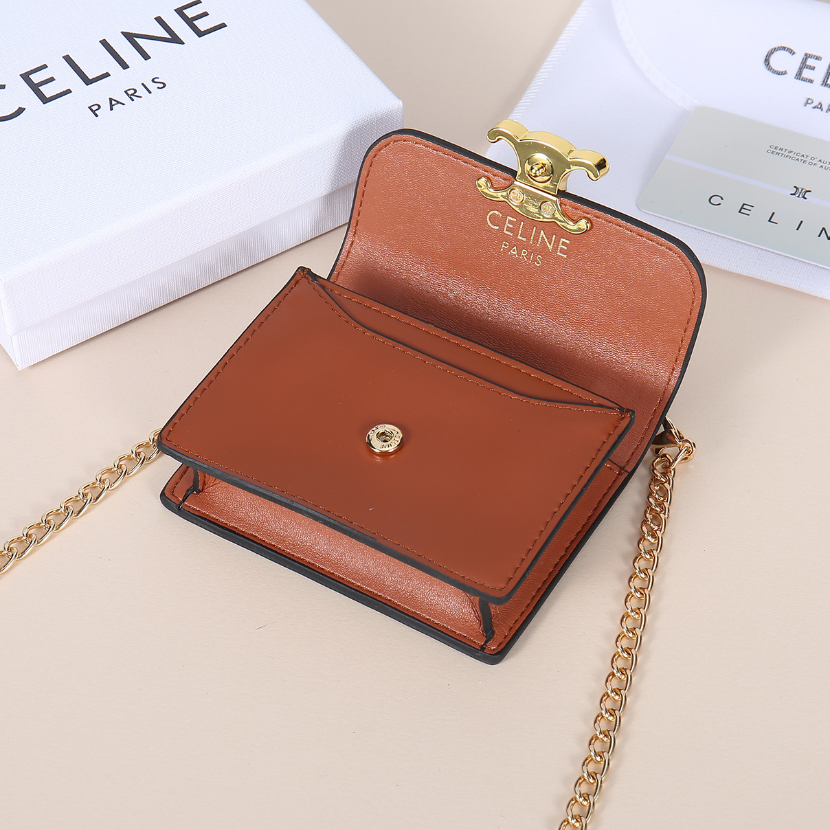 Celine新款链条TRIOMPHE名片包,可斜挎,牛皮大面内配平纹超纤,金色饰面TRIOMPHE金属按