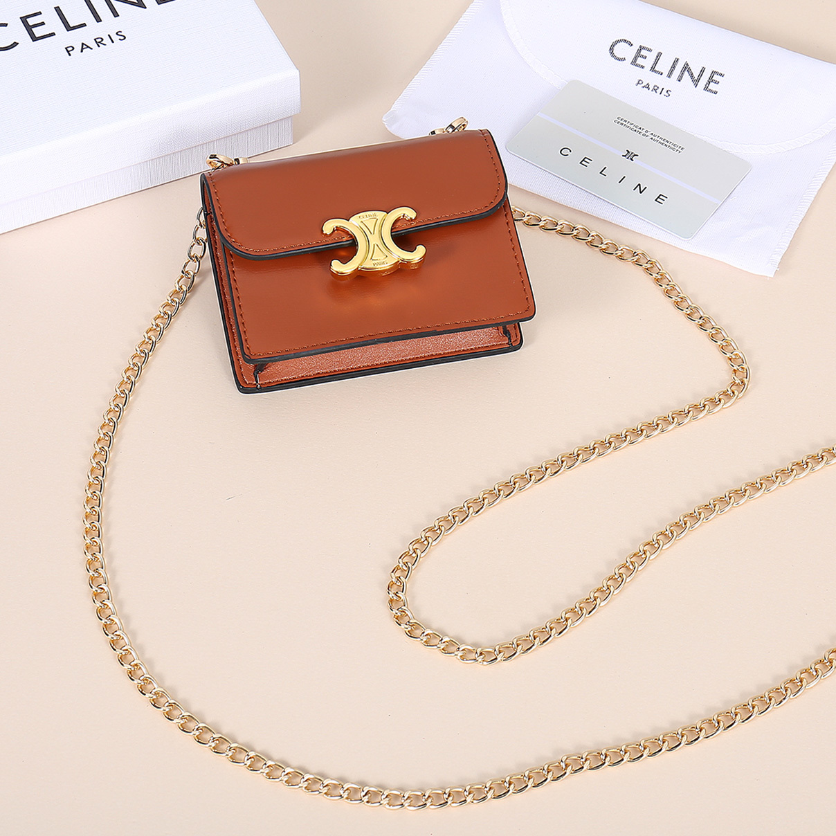 Celine新款链条TRIOMPHE名片包,可斜挎,牛皮大面内配平纹超纤,金色饰面TRIOMPHE金属按