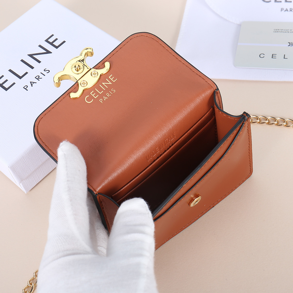 Celine新款链条TRIOMPHE名片包,可斜挎,牛皮大面内配平纹超纤,金色饰面TRIOMPHE金属按