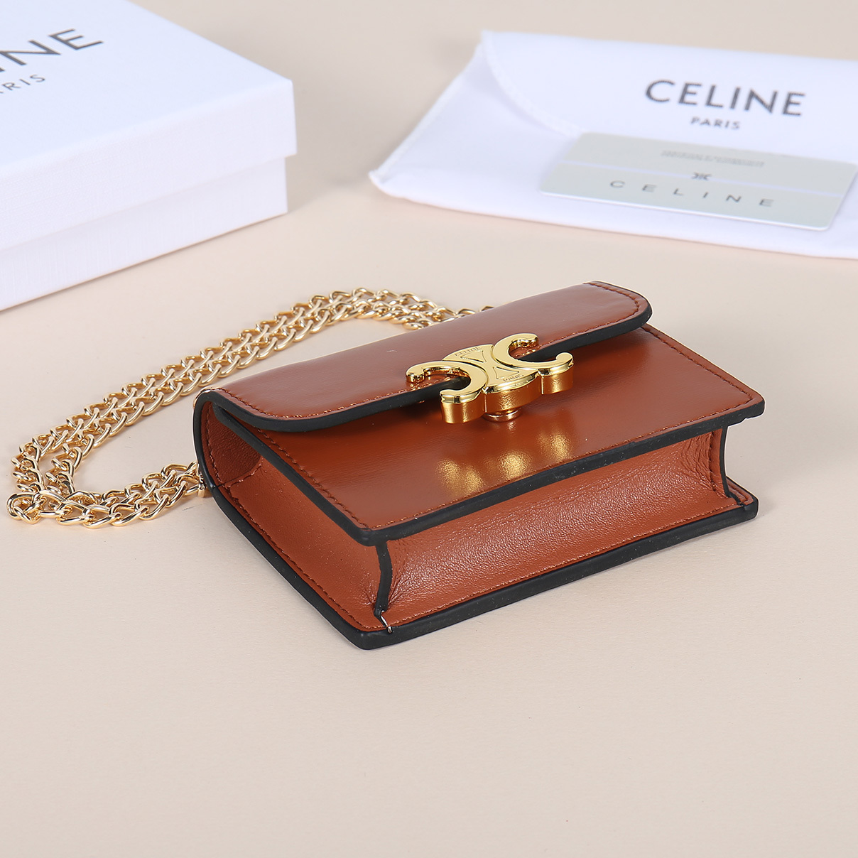 Celine新款链条TRIOMPHE名片包,可斜挎,牛皮大面内配平纹超纤,金色饰面TRIOMPHE金属按