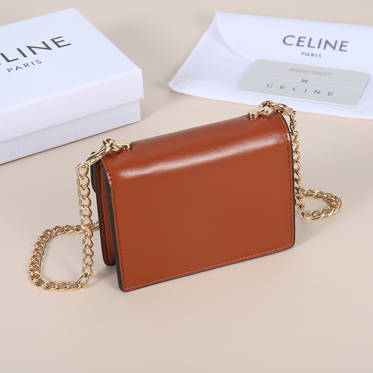 Celine新款链条TRIOMPHE名片包,可斜挎,牛皮大面内配平纹超纤,金色饰面TRIOMPHE金属按