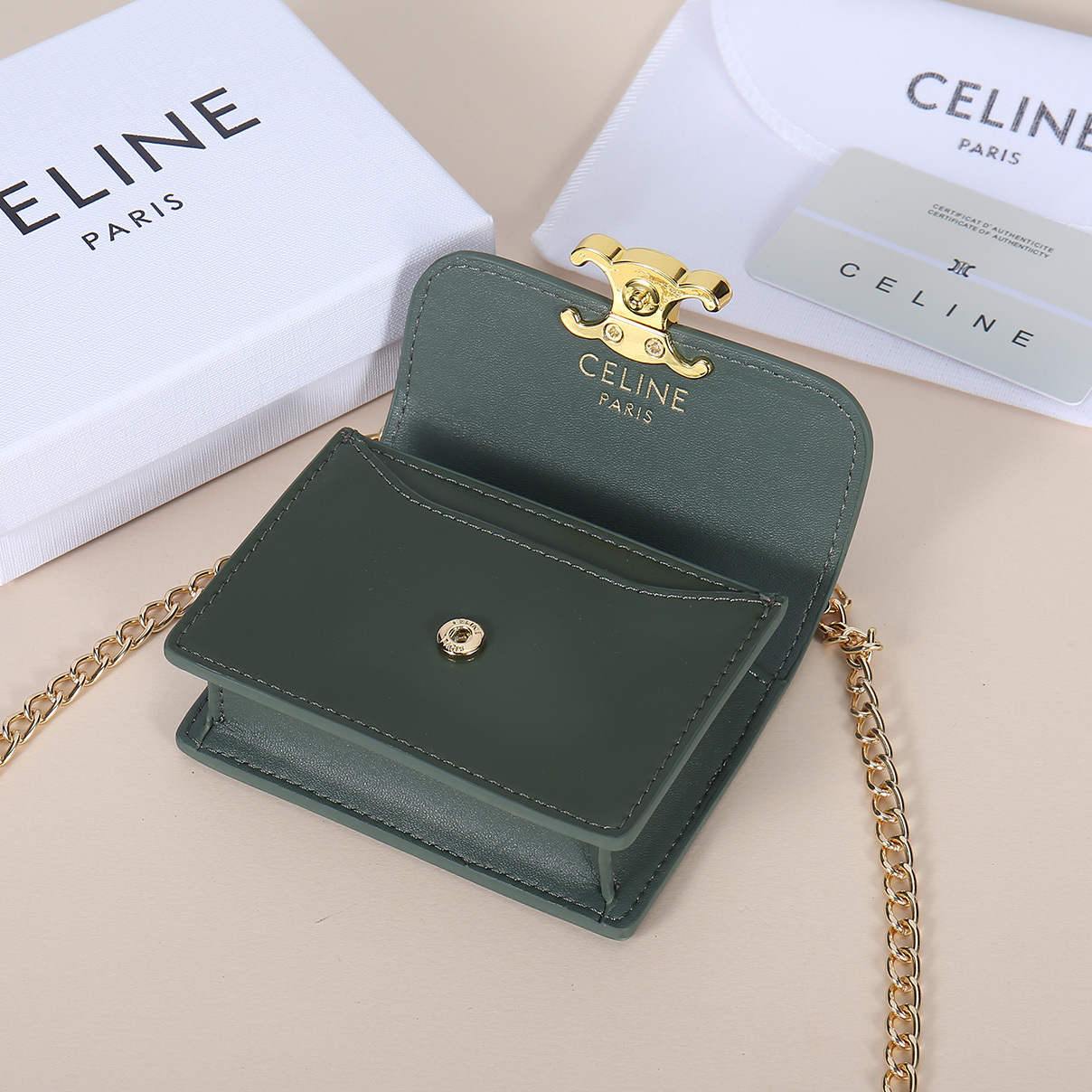 Celine新款链条TRIOMPHE名片包,可斜挎,牛皮大面内配平纹超纤,金色饰面TRIOMPHE金属按