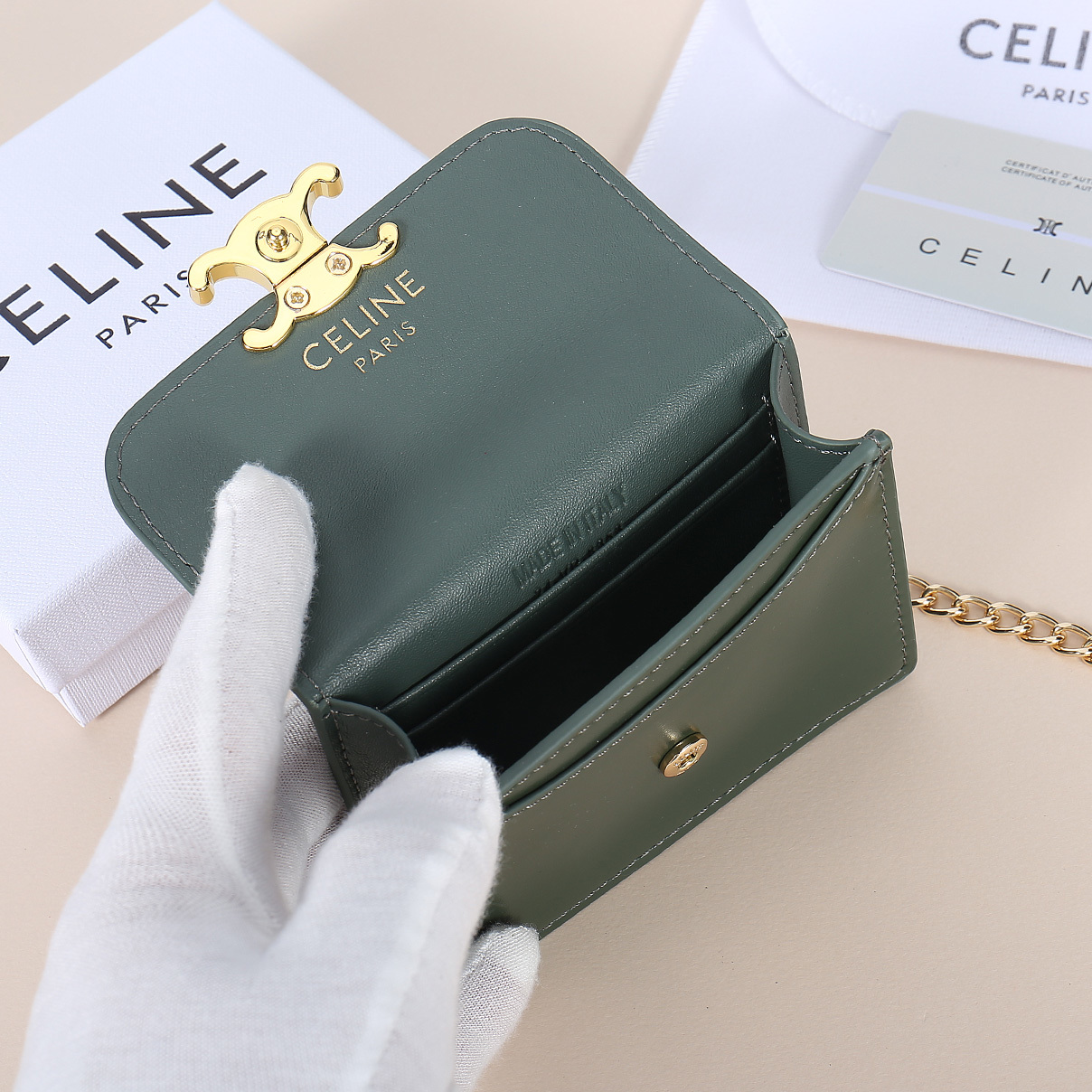 Celine新款链条TRIOMPHE名片包,可斜挎,牛皮大面内配平纹超纤,金色饰面TRIOMPHE金属按
