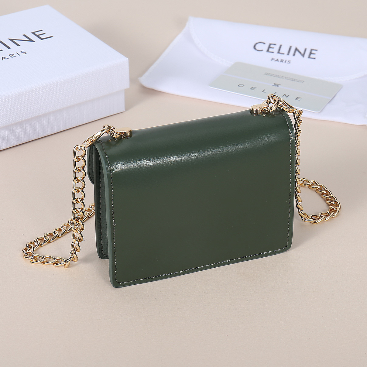 Celine新款链条TRIOMPHE名片包,可斜挎,牛皮大面内配平纹超纤,金色饰面TRIOMPHE金属按
