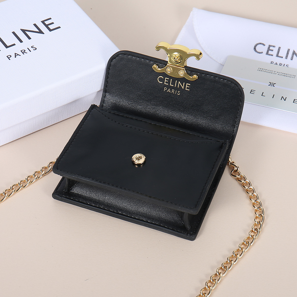 Celine新款链条TRIOMPHE名片包,可斜挎,牛皮大面内配平纹超纤,金色饰面TRIOMPHE金属按