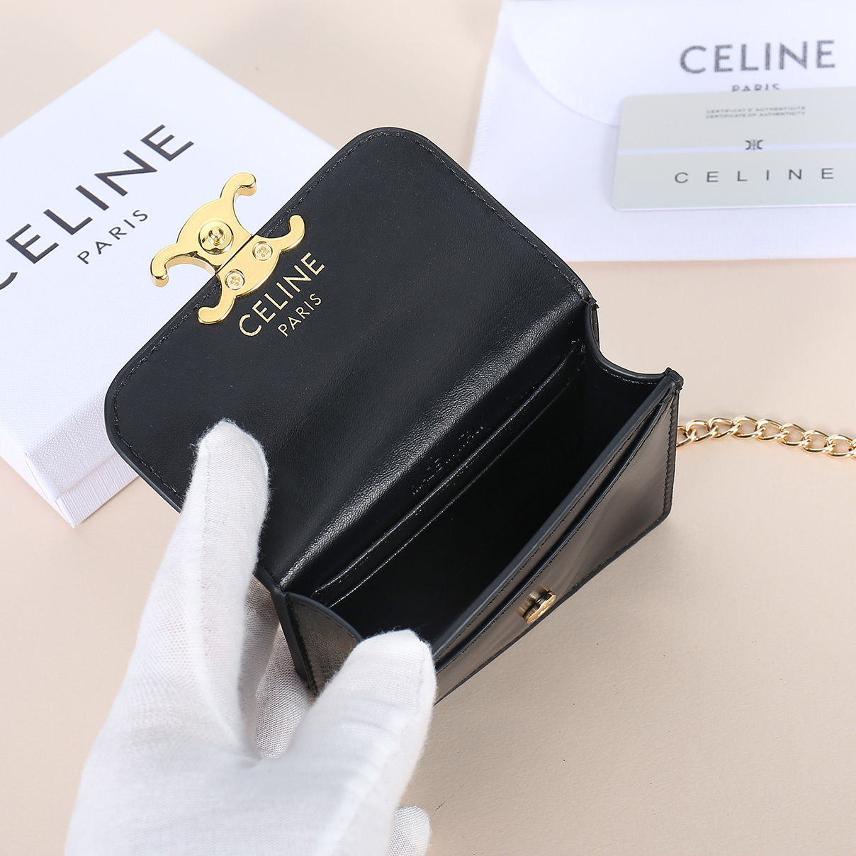 Celine新款链条TRIOMPHE名片包,可斜挎,牛皮大面内配平纹超纤,金色饰面TRIOMPHE金属按