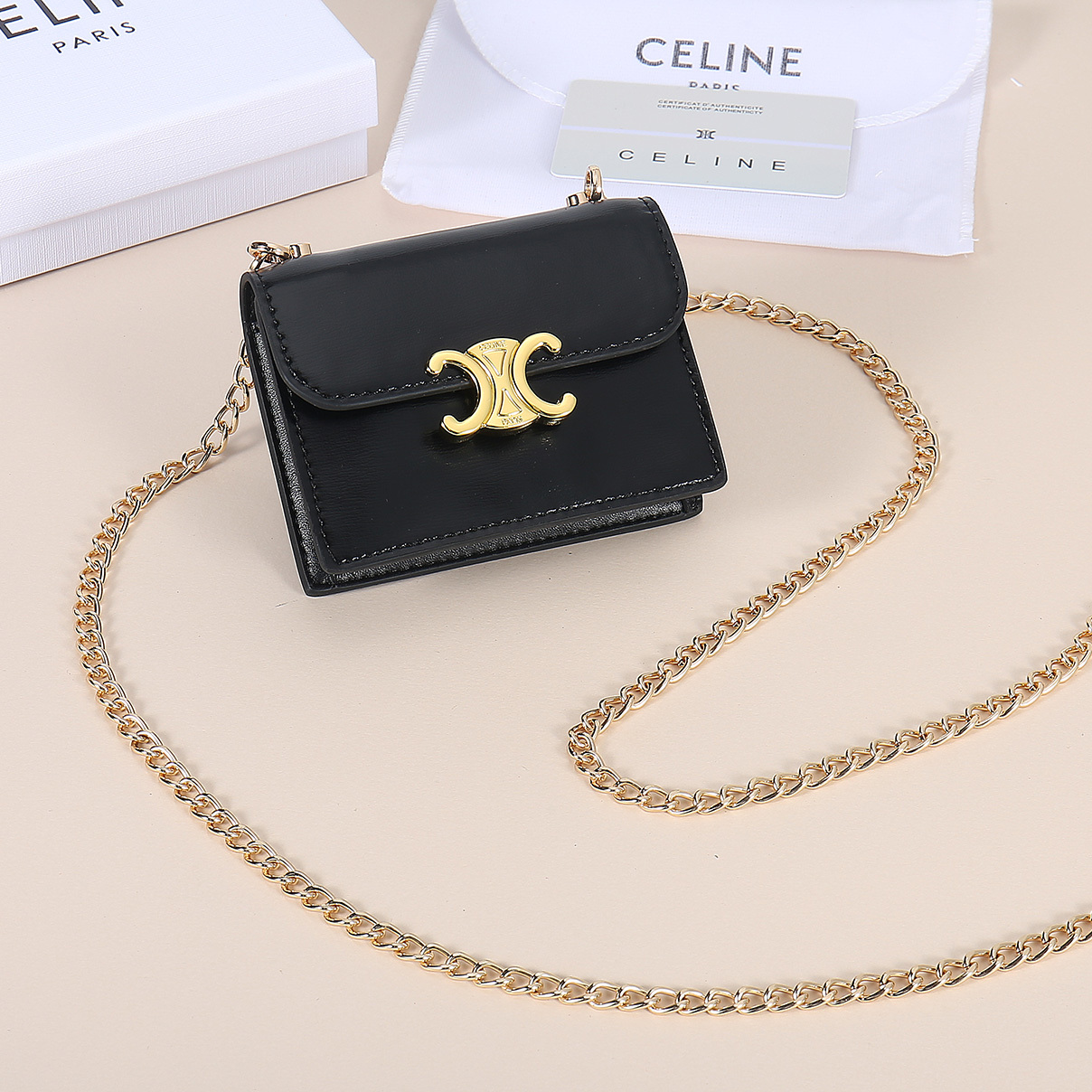 Celine新款链条TRIOMPHE名片包,可斜挎,牛皮大面内配平纹超纤,金色饰面TRIOMPHE金属按