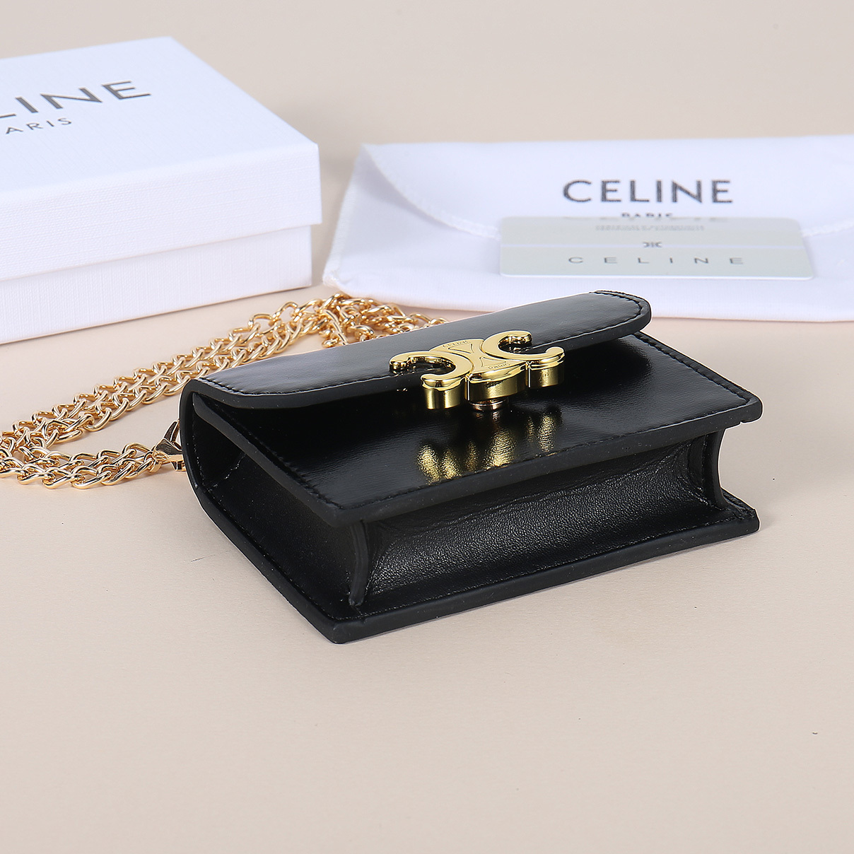 Celine新款链条TRIOMPHE名片包,可斜挎,牛皮大面内配平纹超纤,金色饰面TRIOMPHE金属按
