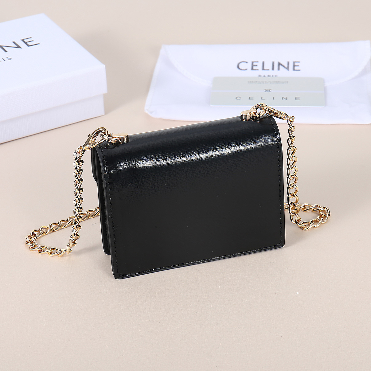 Celine新款链条TRIOMPHE名片包,可斜挎,牛皮大面内配平纹超纤,金色饰面TRIOMPHE金属按
