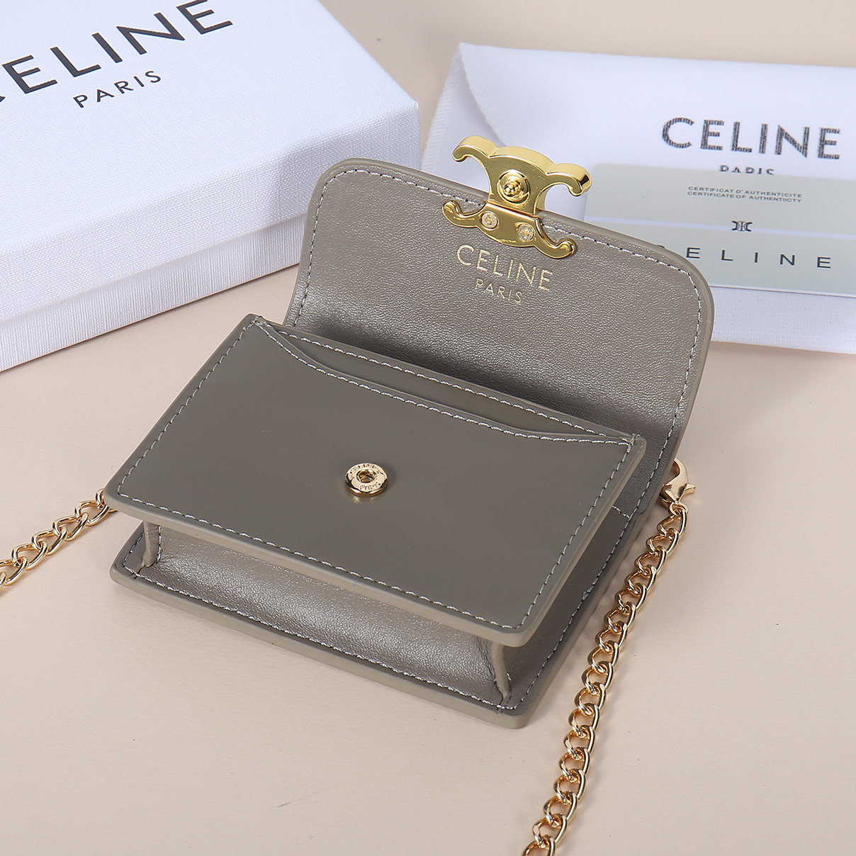 Celine新款链条TRIOMPHE名片包,可斜挎,牛皮大面内配平纹超纤,金色饰面TRIOMPHE金属按
