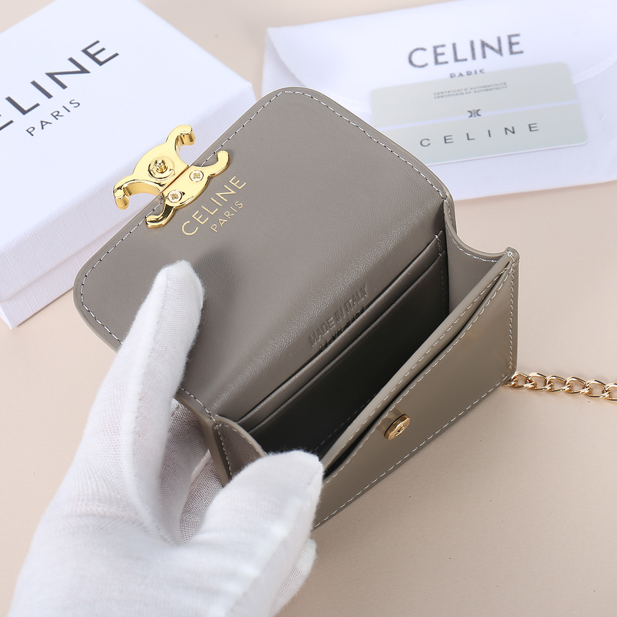 Celine新款链条TRIOMPHE名片包,可斜挎,牛皮大面内配平纹超纤,金色饰面TRIOMPHE金属按