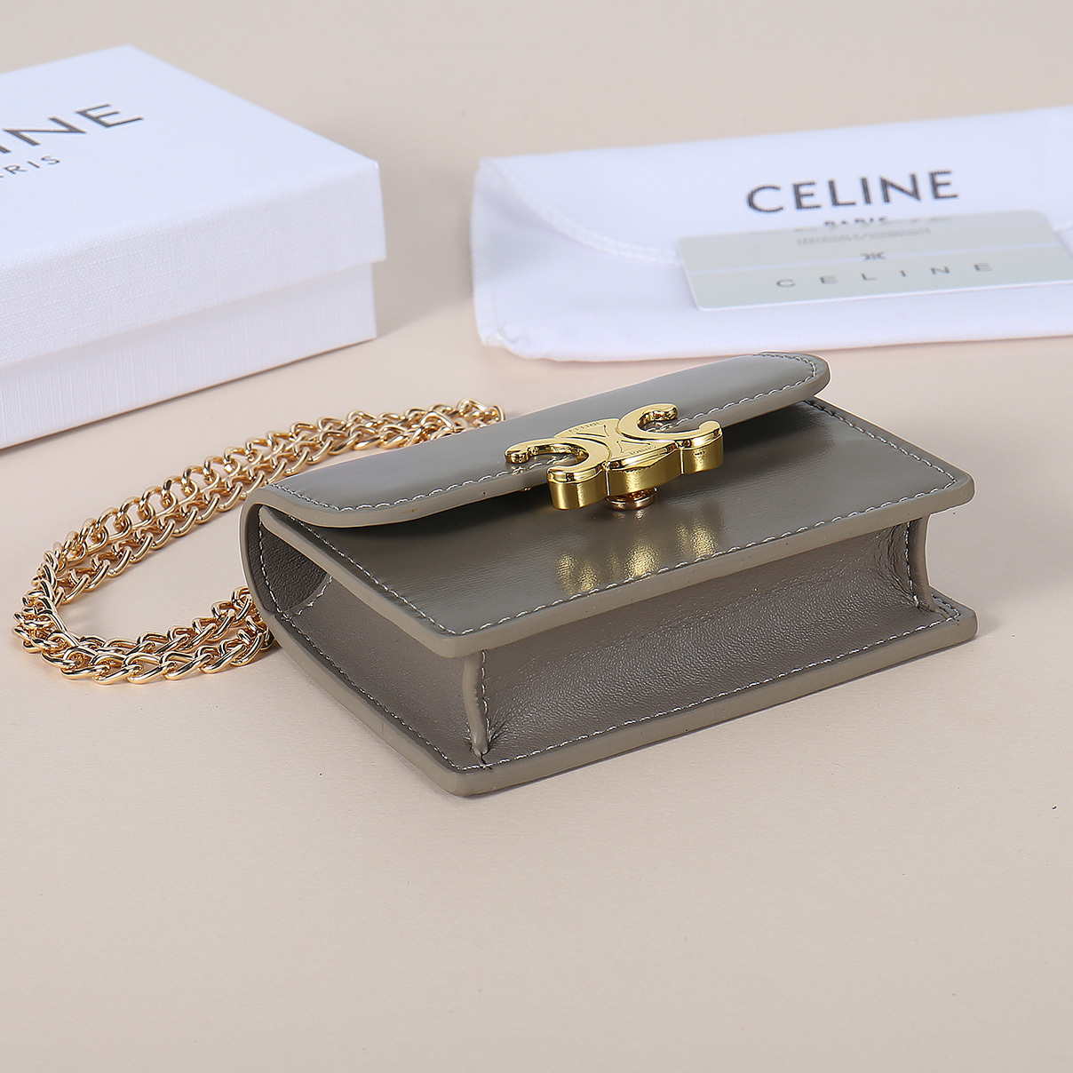 Celine新款链条TRIOMPHE名片包,可斜挎,牛皮大面内配平纹超纤,金色饰面TRIOMPHE金属按