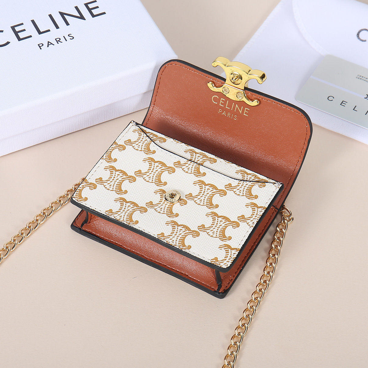 Celine新款链条TRIOMPHE名片包,可斜挎,经典花纹大面内配平纹超纤,金色饰面TRIOMPHE金