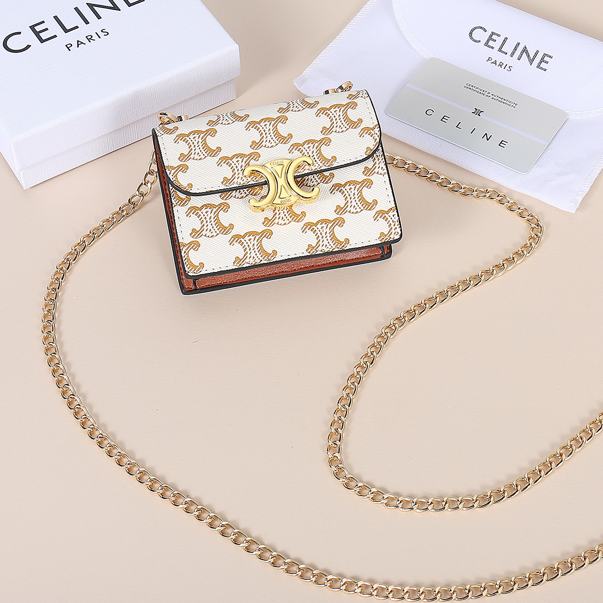 Celine新款链条TRIOMPHE名片包,可斜挎,经典花纹大面内配平纹超纤,金色饰面TRIOMPHE金