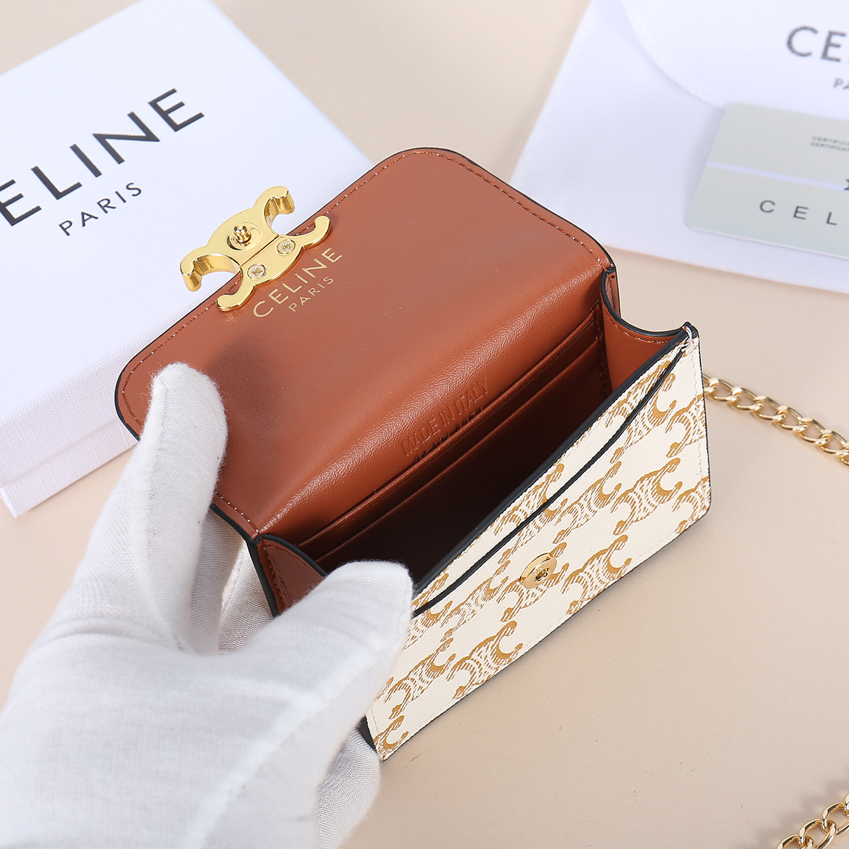 Celine新款链条TRIOMPHE名片包,可斜挎,经典花纹大面内配平纹超纤,金色饰面TRIOMPHE金