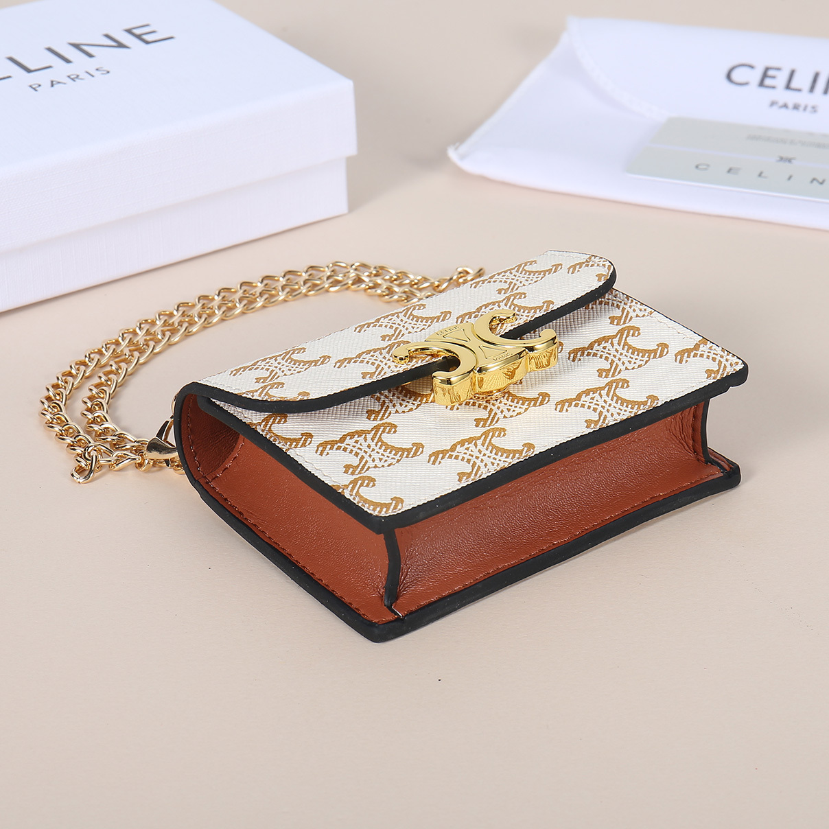 Celine新款链条TRIOMPHE名片包,可斜挎,经典花纹大面内配平纹超纤,金色饰面TRIOMPHE金