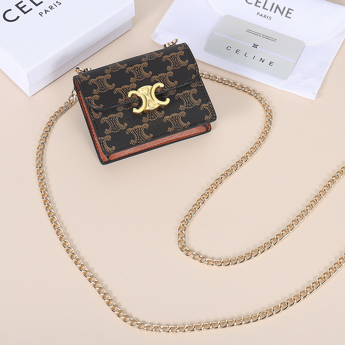 Celine新款链条TRIOMPHE名片包,可斜挎,经典花纹大面内配平纹超纤,金色饰面TRIOMPHE金