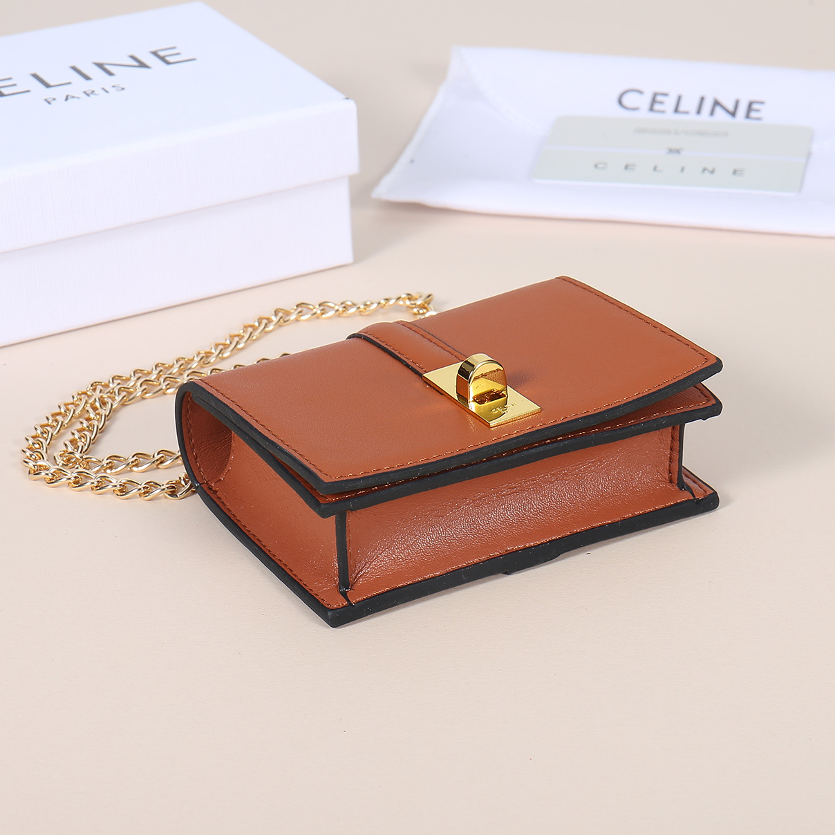 Celine最新链条卡包,TRIOMPHE翻盖链条卡包,可斜挎,经典牛皮内配平纹超纤,旋转锁扣开合,1个