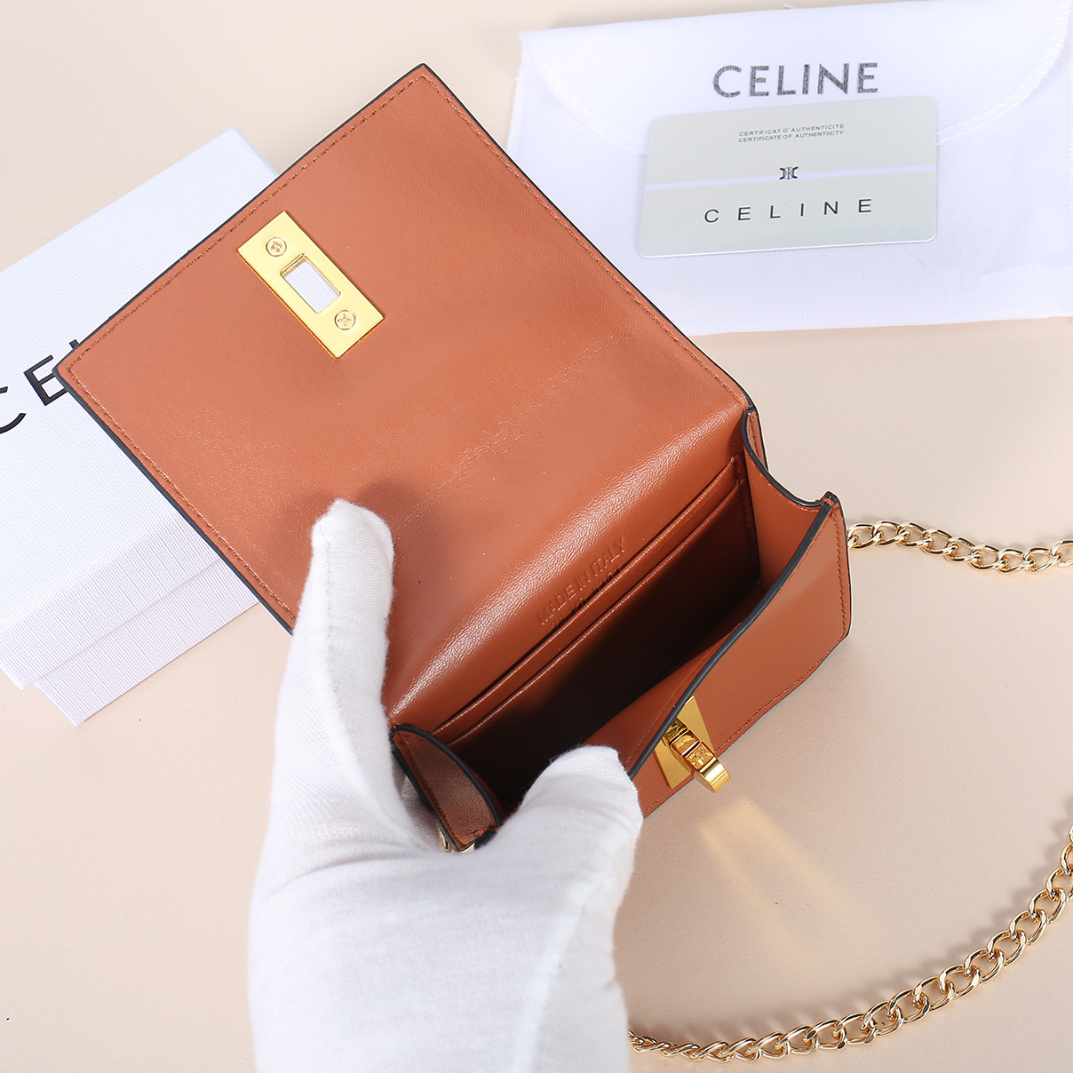 Celine最新链条卡包,TRIOMPHE翻盖链条卡包,可斜挎,经典牛皮内配平纹超纤,旋转锁扣开合,1个