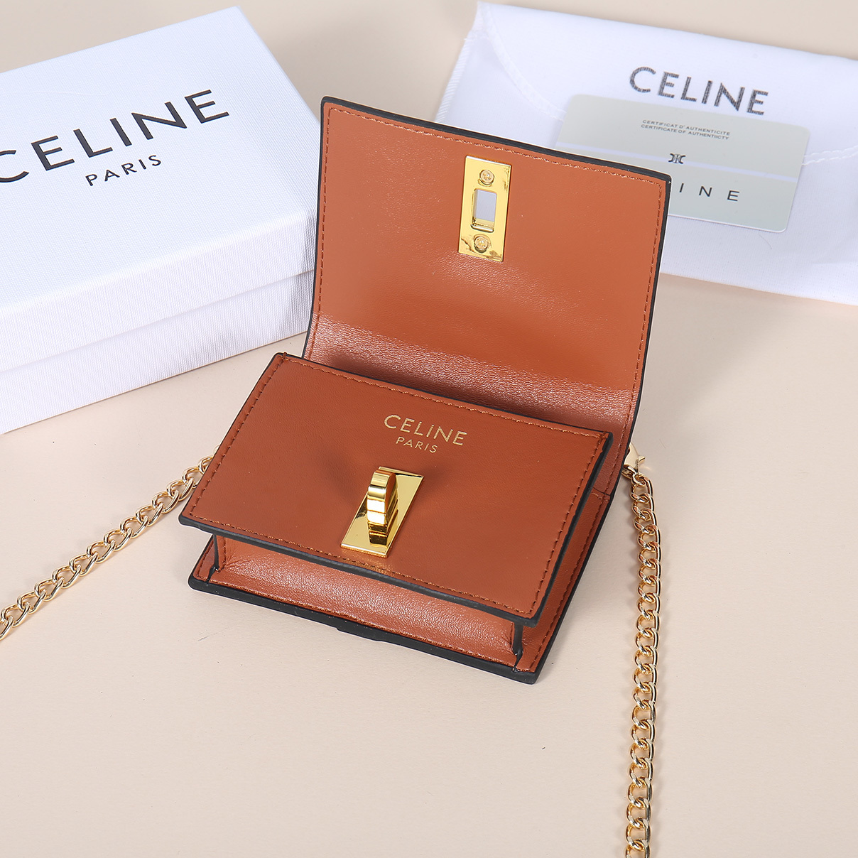 Celine最新链条卡包,TRIOMPHE翻盖链条卡包,可斜挎,经典牛皮内配平纹超纤,旋转锁扣开合,1个