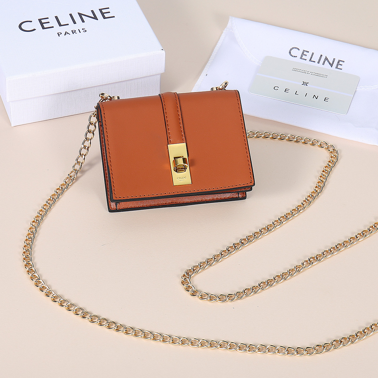 Celine最新链条卡包,TRIOMPHE翻盖链条卡包,可斜挎,经典牛皮内配平纹超纤,旋转锁扣开合,1个