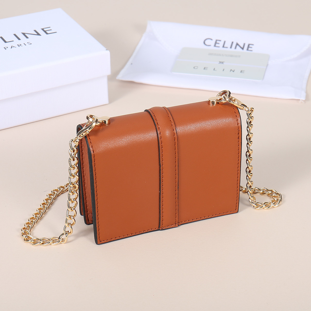 Celine最新链条卡包,TRIOMPHE翻盖链条卡包,可斜挎,经典牛皮内配平纹超纤,旋转锁扣开合,1个