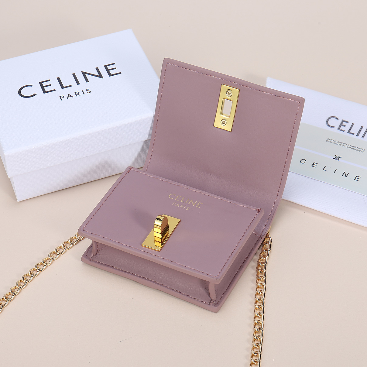 Celine最新链条卡包,TRIOMPHE翻盖链条卡包,可斜挎,经典牛皮内配平纹超纤,旋转锁扣开合,1个