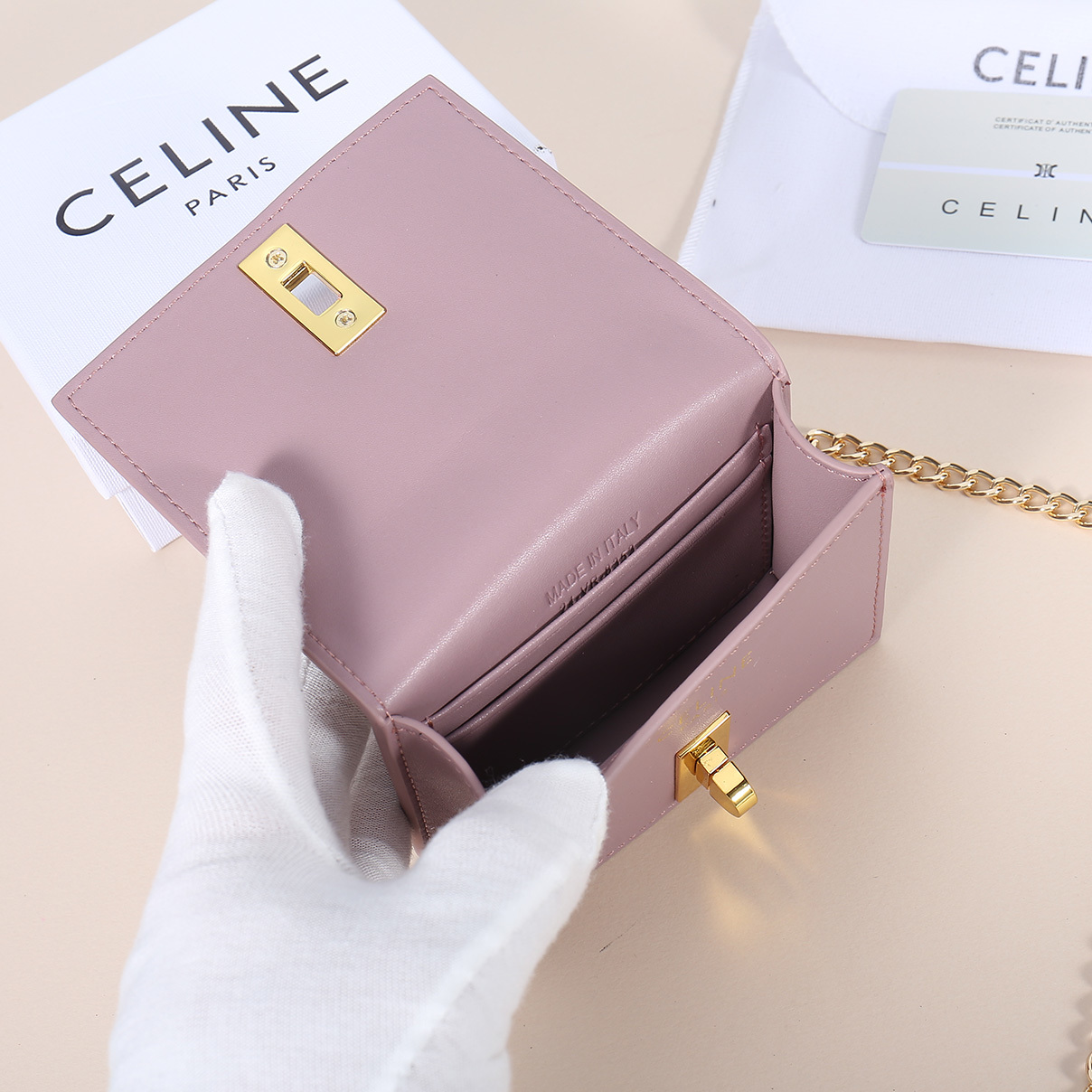 Celine最新链条卡包,TRIOMPHE翻盖链条卡包,可斜挎,经典牛皮内配平纹超纤,旋转锁扣开合,1个