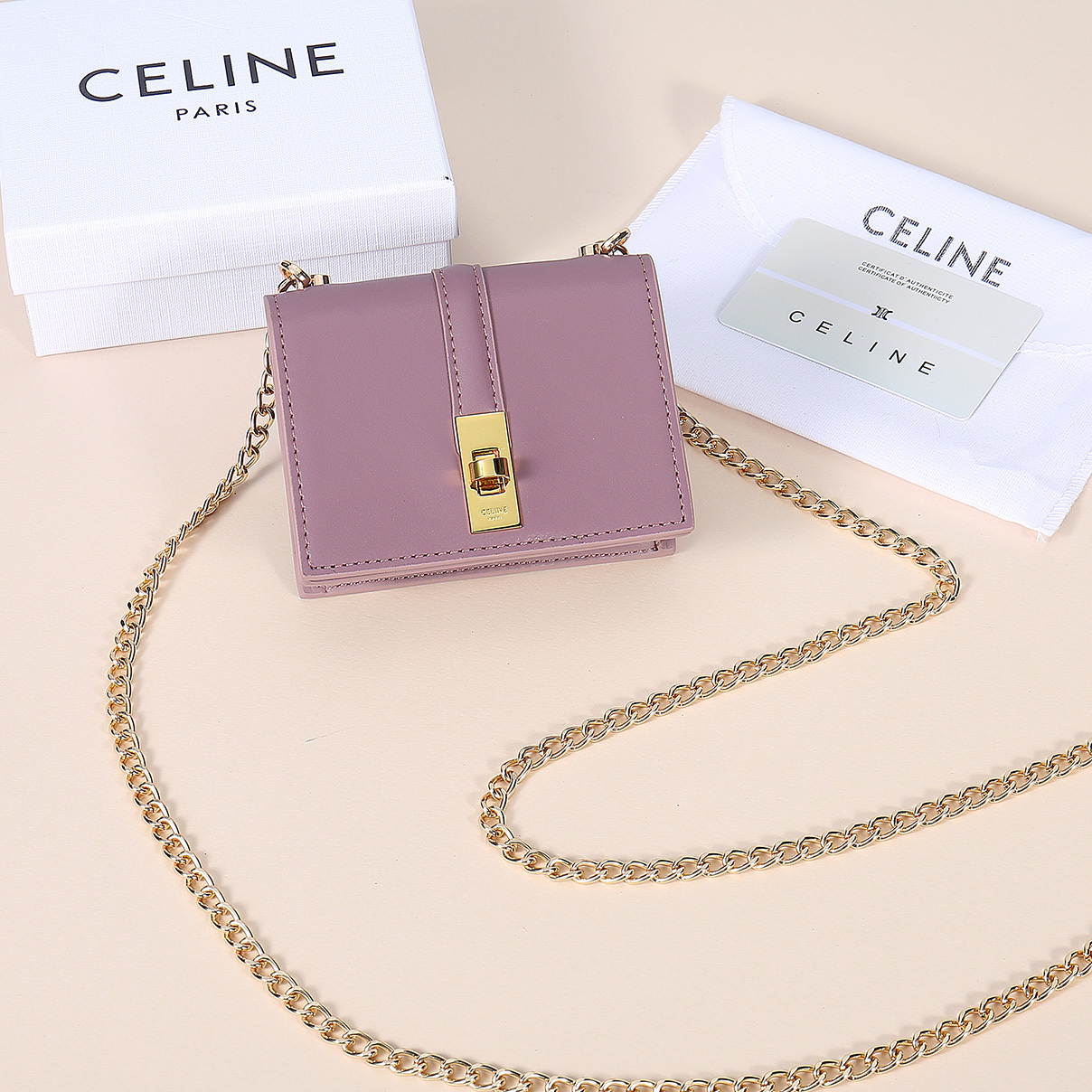 Celine最新链条卡包,TRIOMPHE翻盖链条卡包,可斜挎,经典牛皮内配平纹超纤,旋转锁扣开合,1个