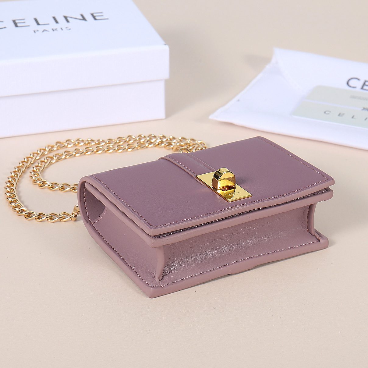 Celine最新链条卡包,TRIOMPHE翻盖链条卡包,可斜挎,经典牛皮内配平纹超纤,旋转锁扣开合,1个