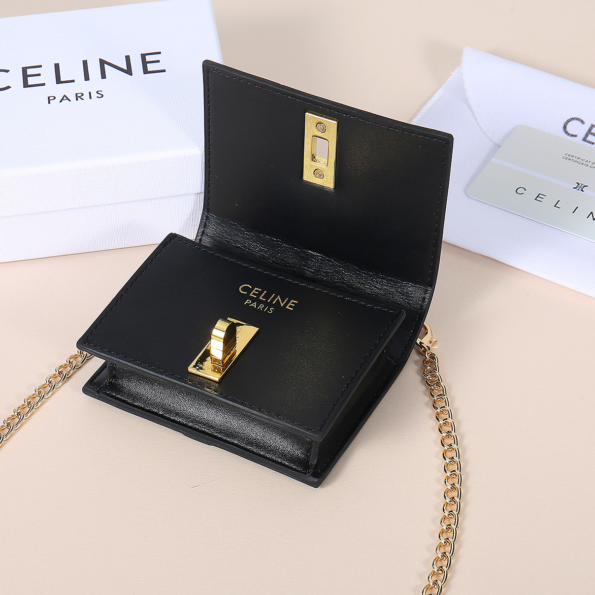 Celine最新链条卡包,TRIOMPHE翻盖链条卡包,可斜挎,经典牛皮内配平纹超纤,旋转锁扣开合,1个