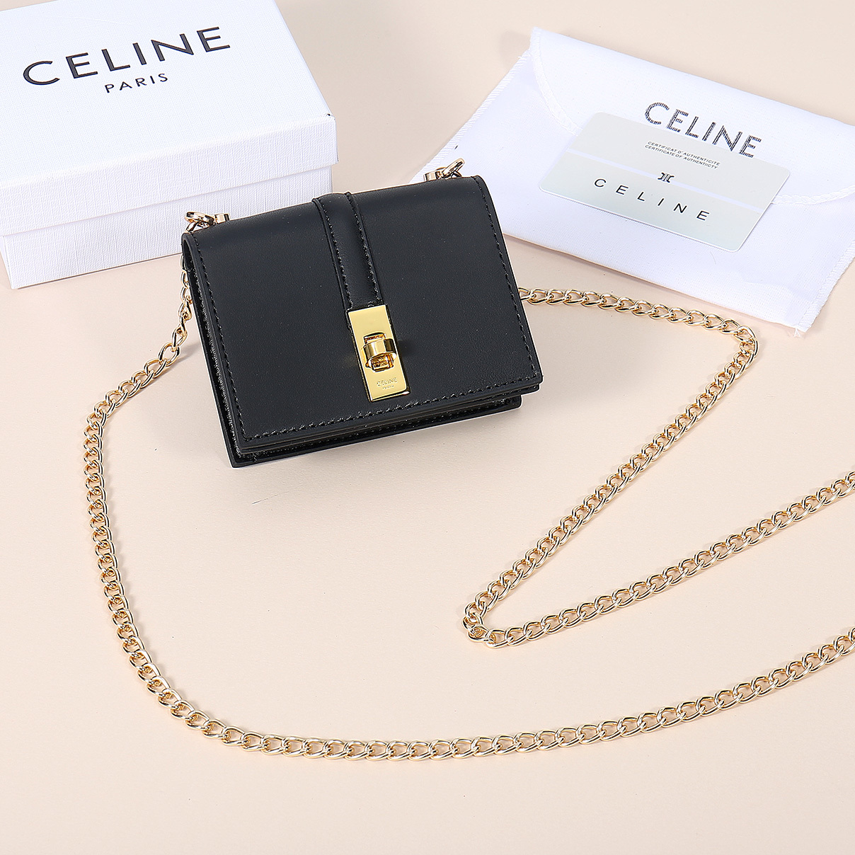 Celine最新链条卡包,TRIOMPHE翻盖链条卡包,可斜挎,经典牛皮内配平纹超纤,旋转锁扣开合,1个