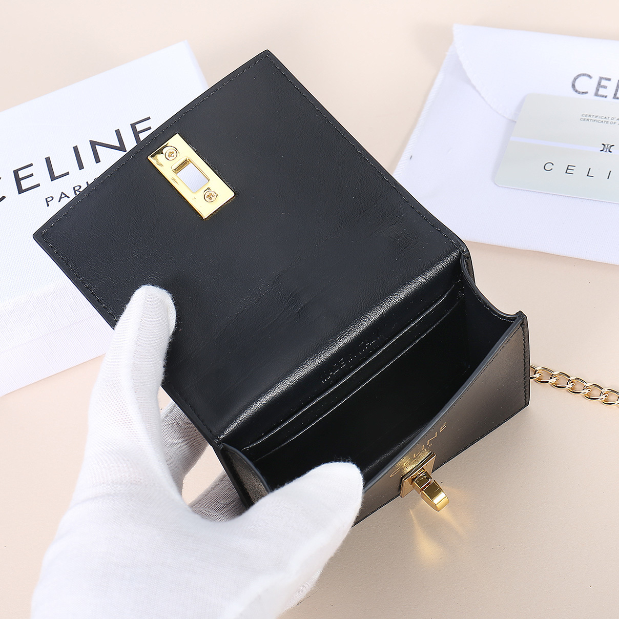 Celine最新链条卡包,TRIOMPHE翻盖链条卡包,可斜挎,经典牛皮内配平纹超纤,旋转锁扣开合,1个