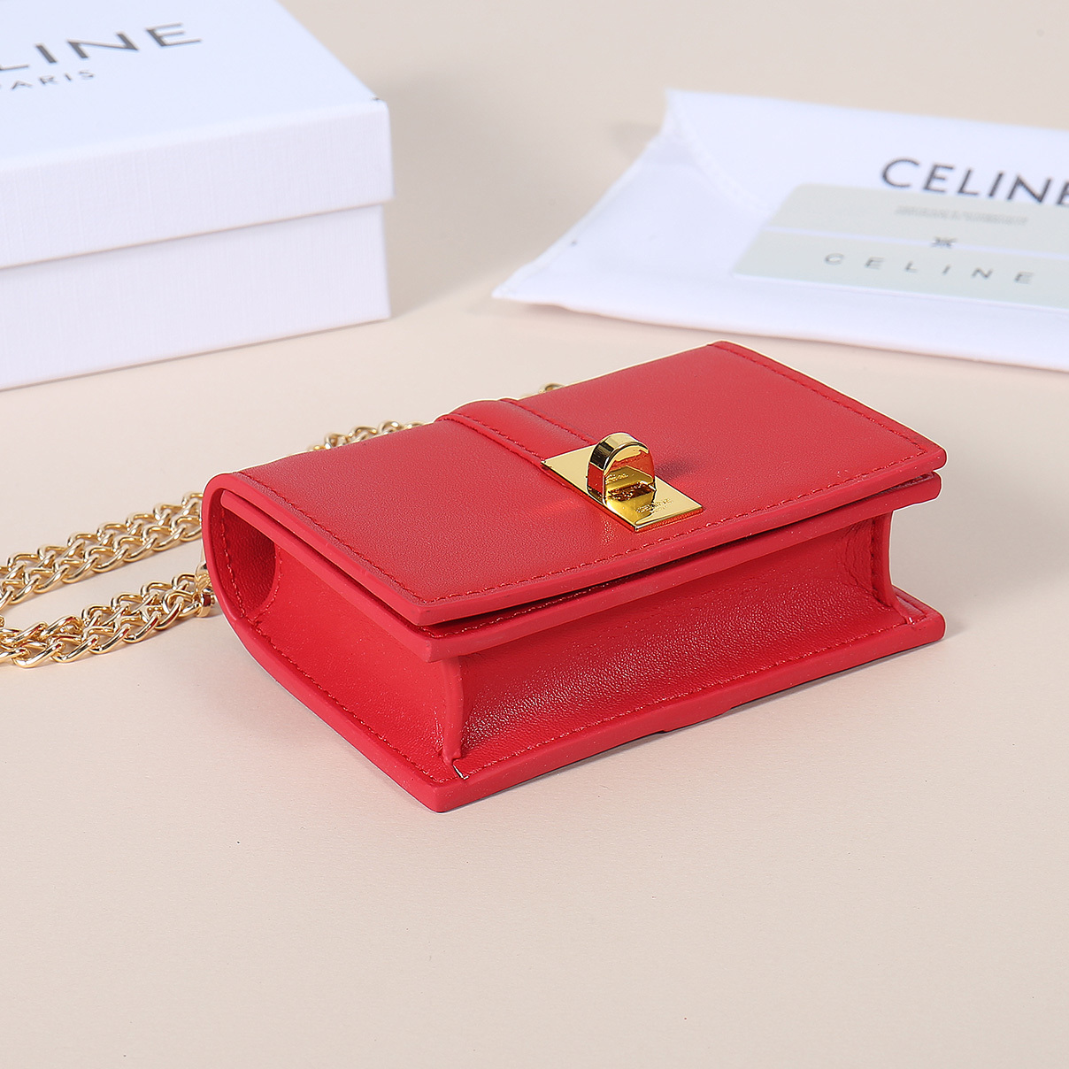 Celine最新链条卡包,TRIOMPHE翻盖链条卡包,可斜挎,经典牛皮内配平纹超纤,旋转锁扣开合,1个
