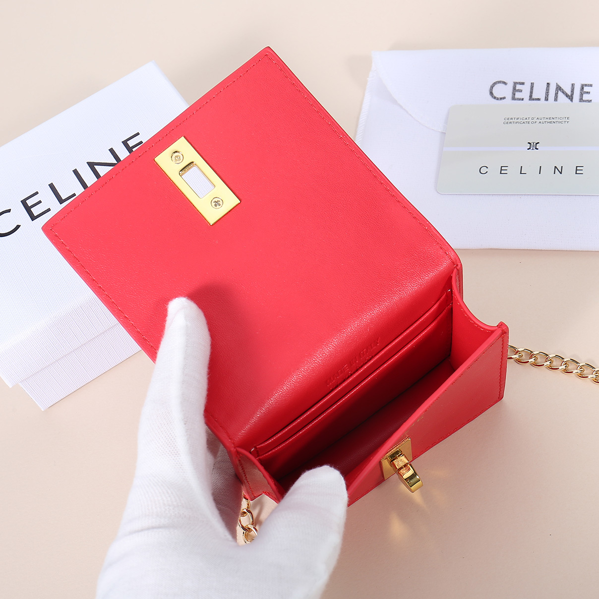 Celine最新链条卡包,TRIOMPHE翻盖链条卡包,可斜挎,经典牛皮内配平纹超纤,旋转锁扣开合,1个