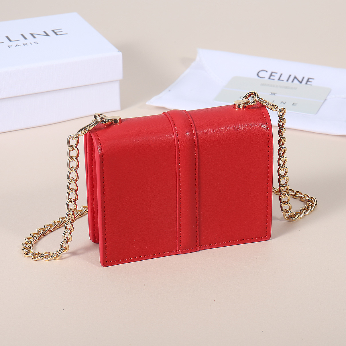 Celine最新链条卡包,TRIOMPHE翻盖链条卡包,可斜挎,经典牛皮内配平纹超纤,旋转锁扣开合,1个